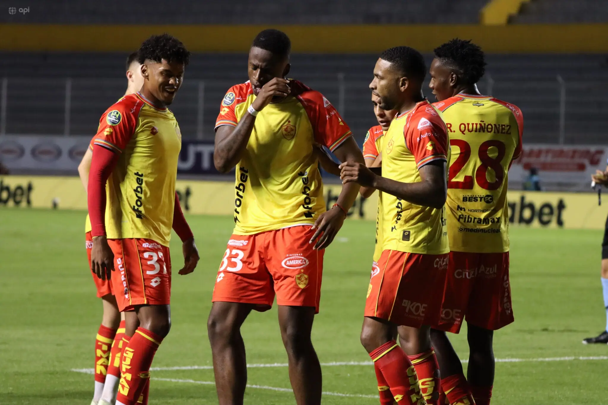 Aucas derrotó a Manta FC y se fortalece en LigaPro con doblete de Snayder Porozo