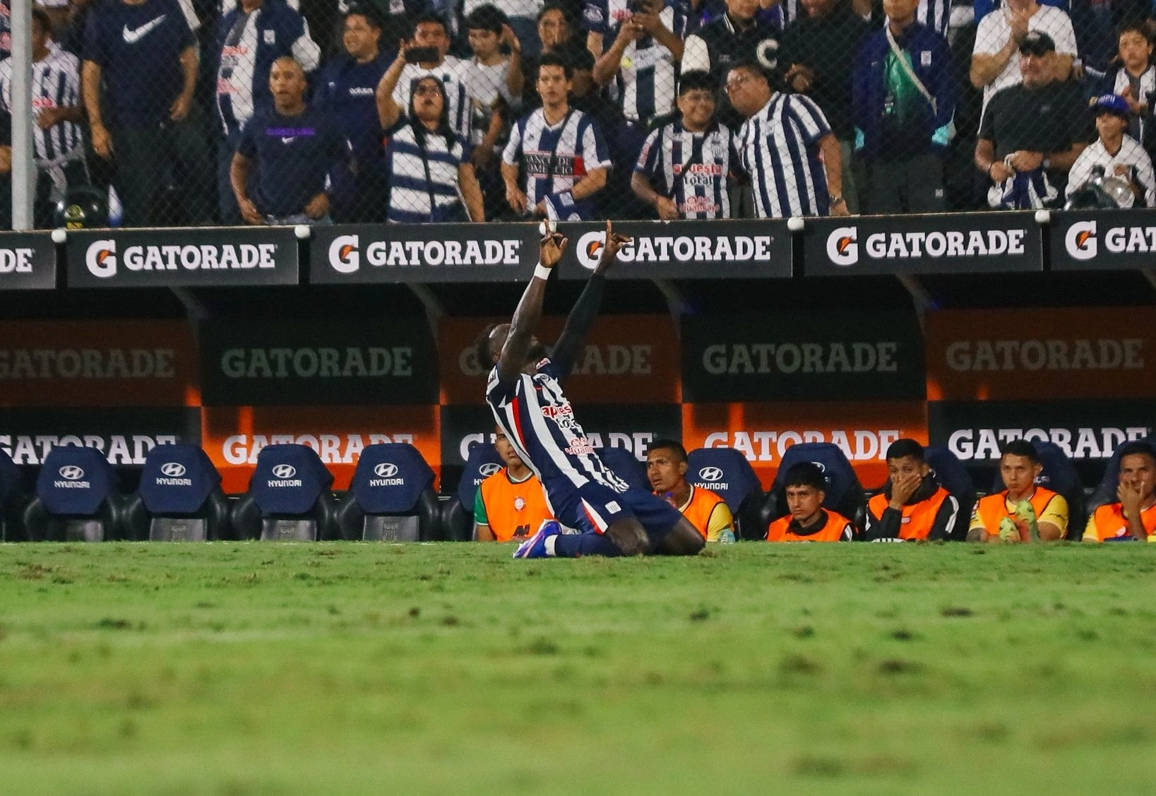 Eryc Castillo brilla con Alianza Lima y conquista el Torneo Apertura tras goleada sobre Los Chankas