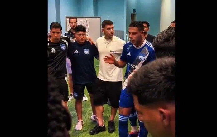 Luis Fernando León lideró a Emelec con una emotiva arenga en el camerino antes de un triunfo clave que devolvió ilusión a los azules.