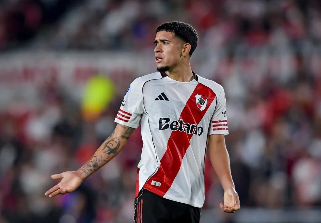 Chelsea analiza cortar antes el préstamo de Kendry Páez en River Plate y definir su futuro para la temporada europea 2026.