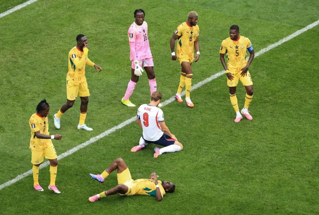 Inglaterra tropieza con Ghana y aprieta el Grupo L