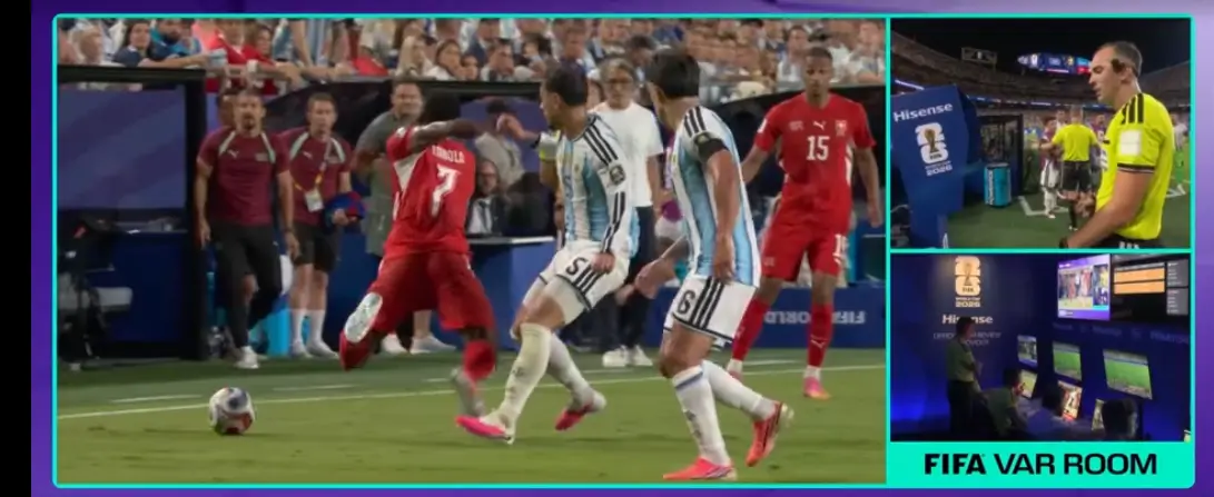 VAR expulsa a Embolo y salva a Paredes del castigo