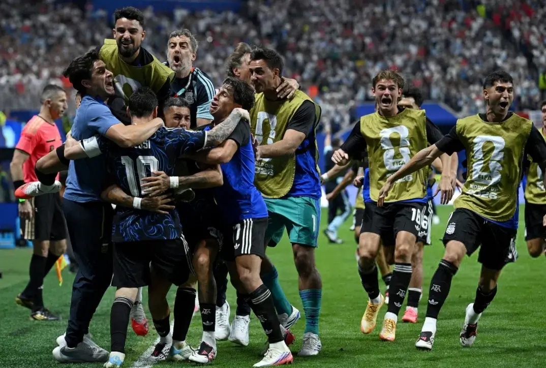 Argentina remonta a Inglaterra y jugará la final