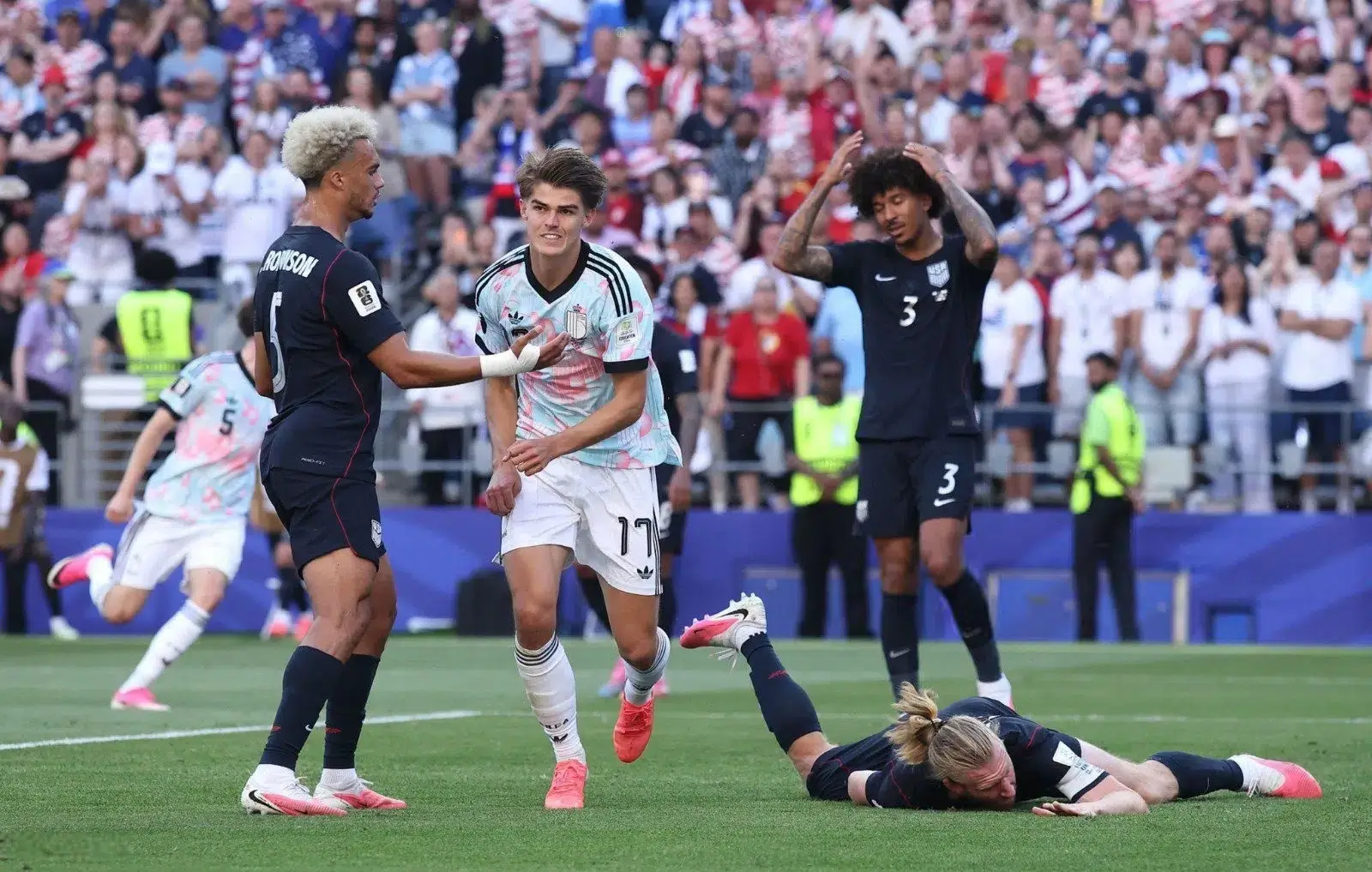 Bélgica golea a EE. UU. y avanza a cuartos del Mundial
