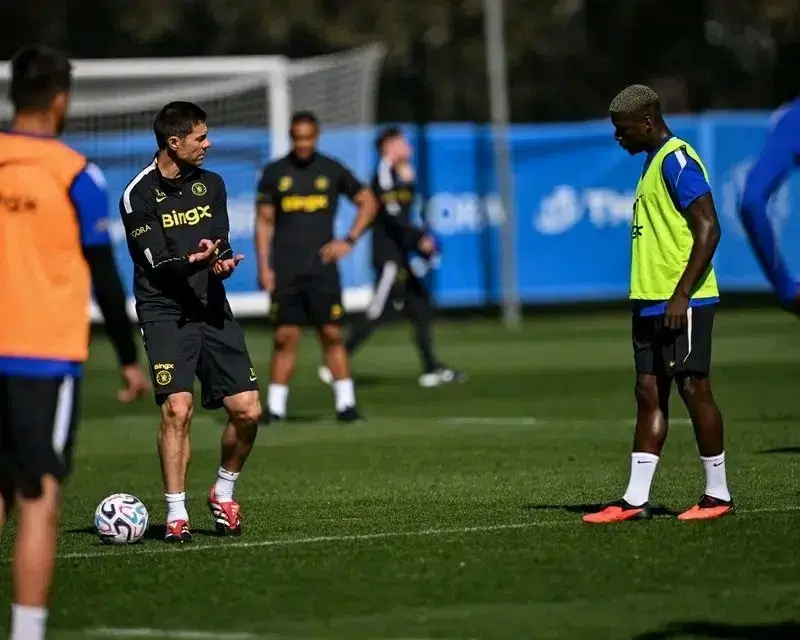 Xabi Alonso elogia a Moisés Caicedo en Chelsea