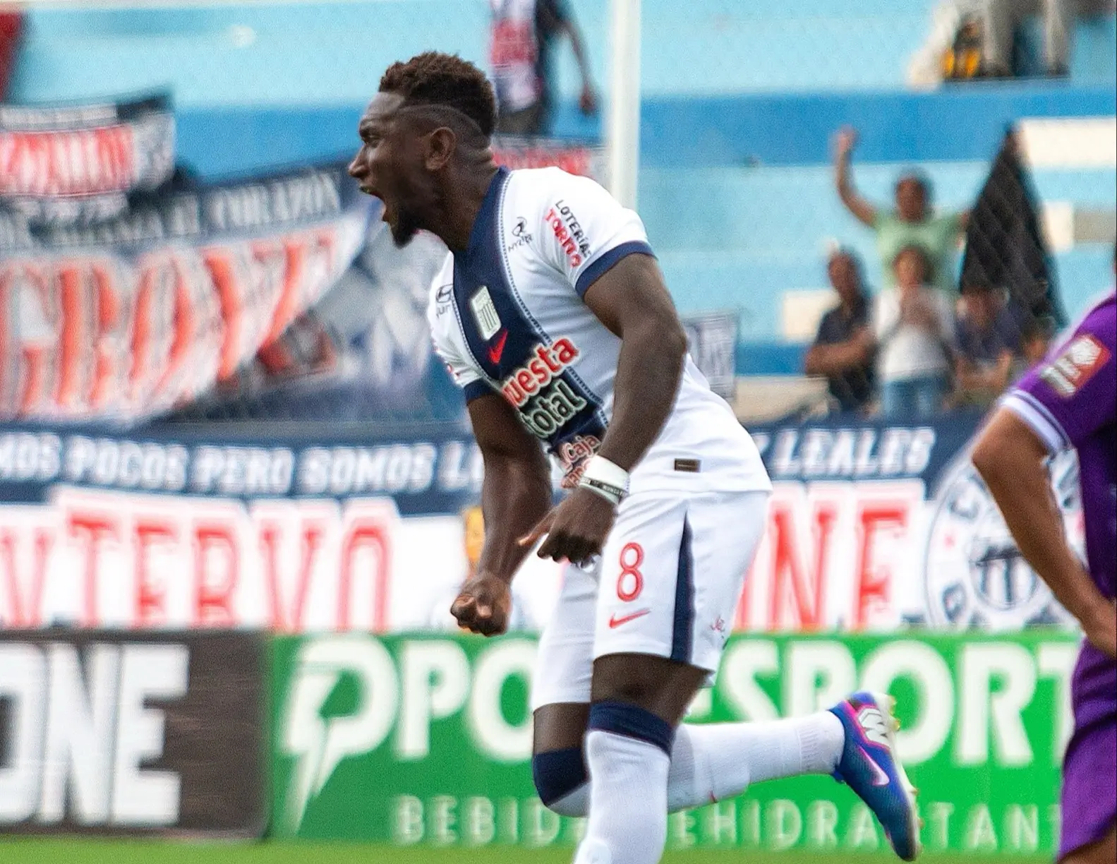 Eryc Castillo brilla con doblete y lidera el Clausura