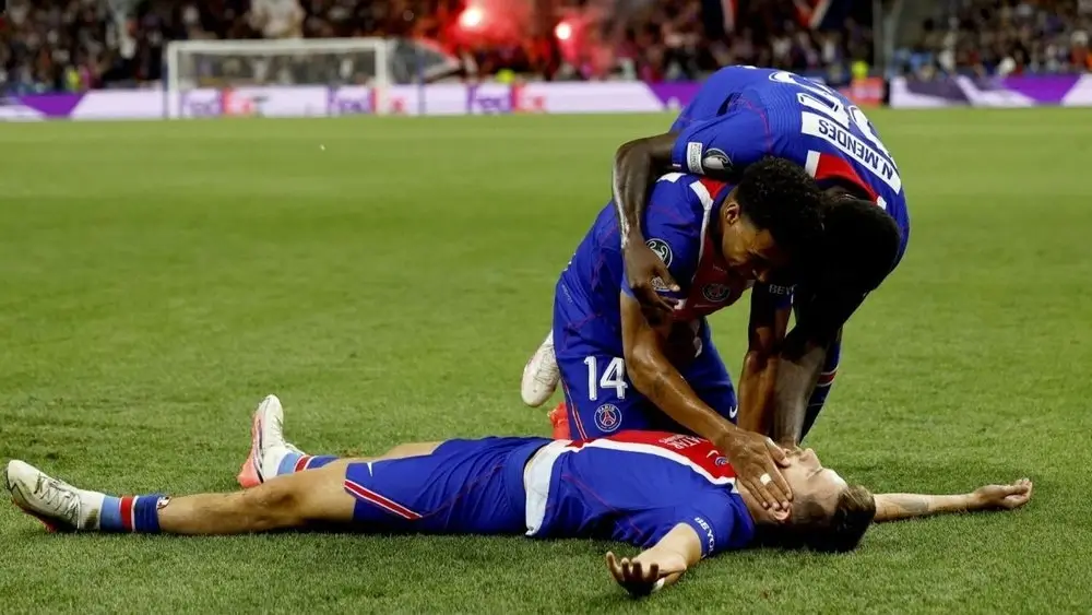Willian Pacho, campeón de la Supercopa con PSG