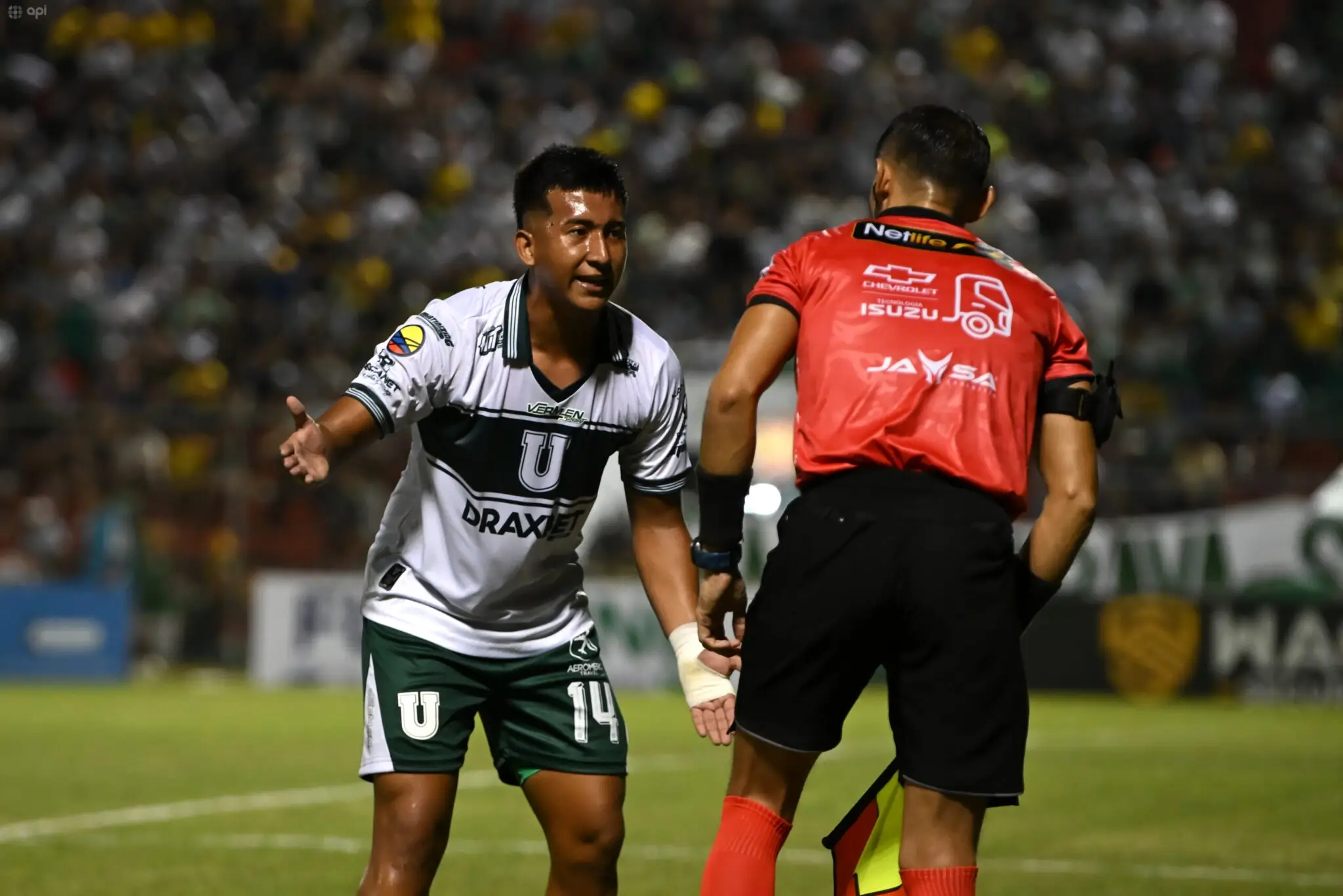 Polémica por una posible mano de Carabalí en Copa Ecuador