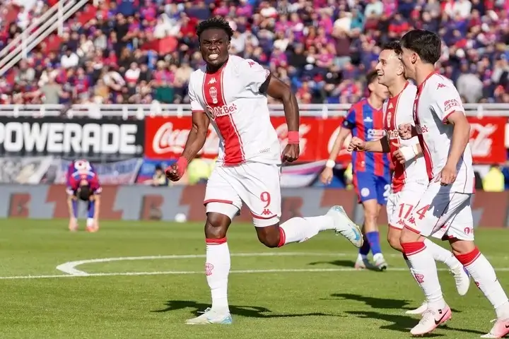 Jordy Caicedo hace historia con doblete ante San Lorenzo