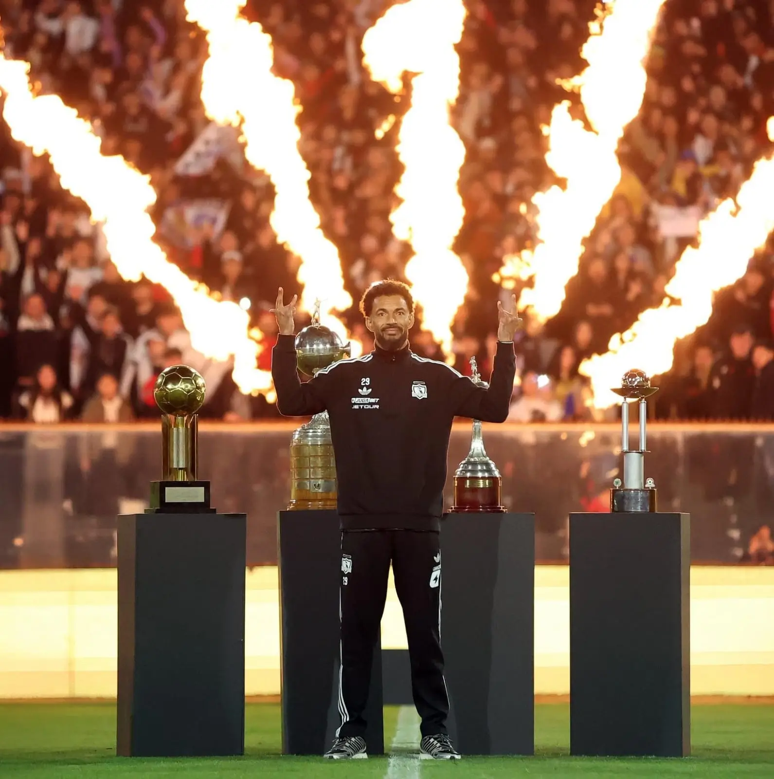 Vozinha desata locura en su presentación con Colo Colo