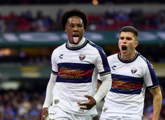 Jhojan Julio brilla con gol y asistencia en Liga MX