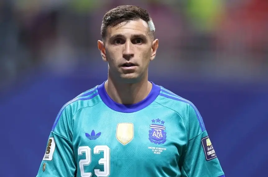 Dibu Martínez será baja ante PSG en la Supercopa