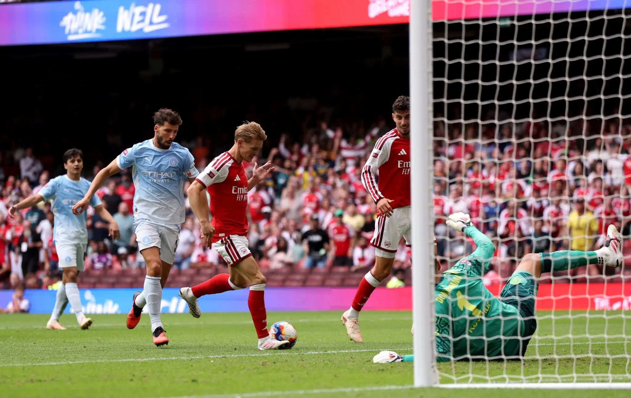 Piero Hincapié campeón con Arsenal de la Community Shield