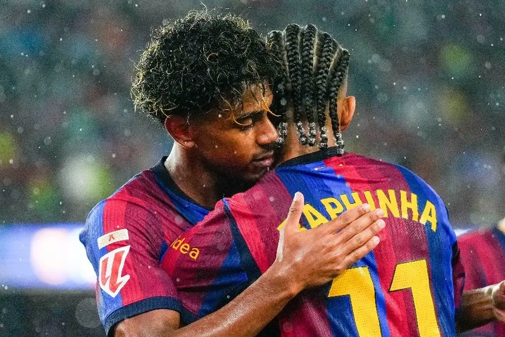 Barcelona golea 7-2 al Racing con Raphinha estelar
