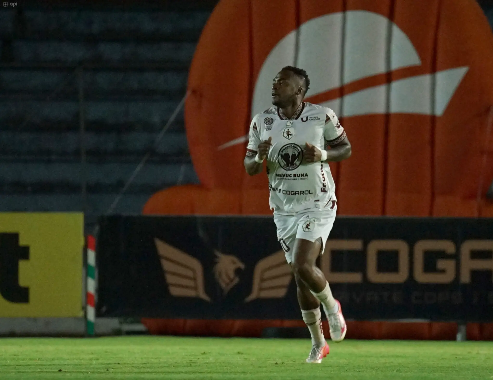 Renato Ibarra fue operado de su rodilla izquierda
