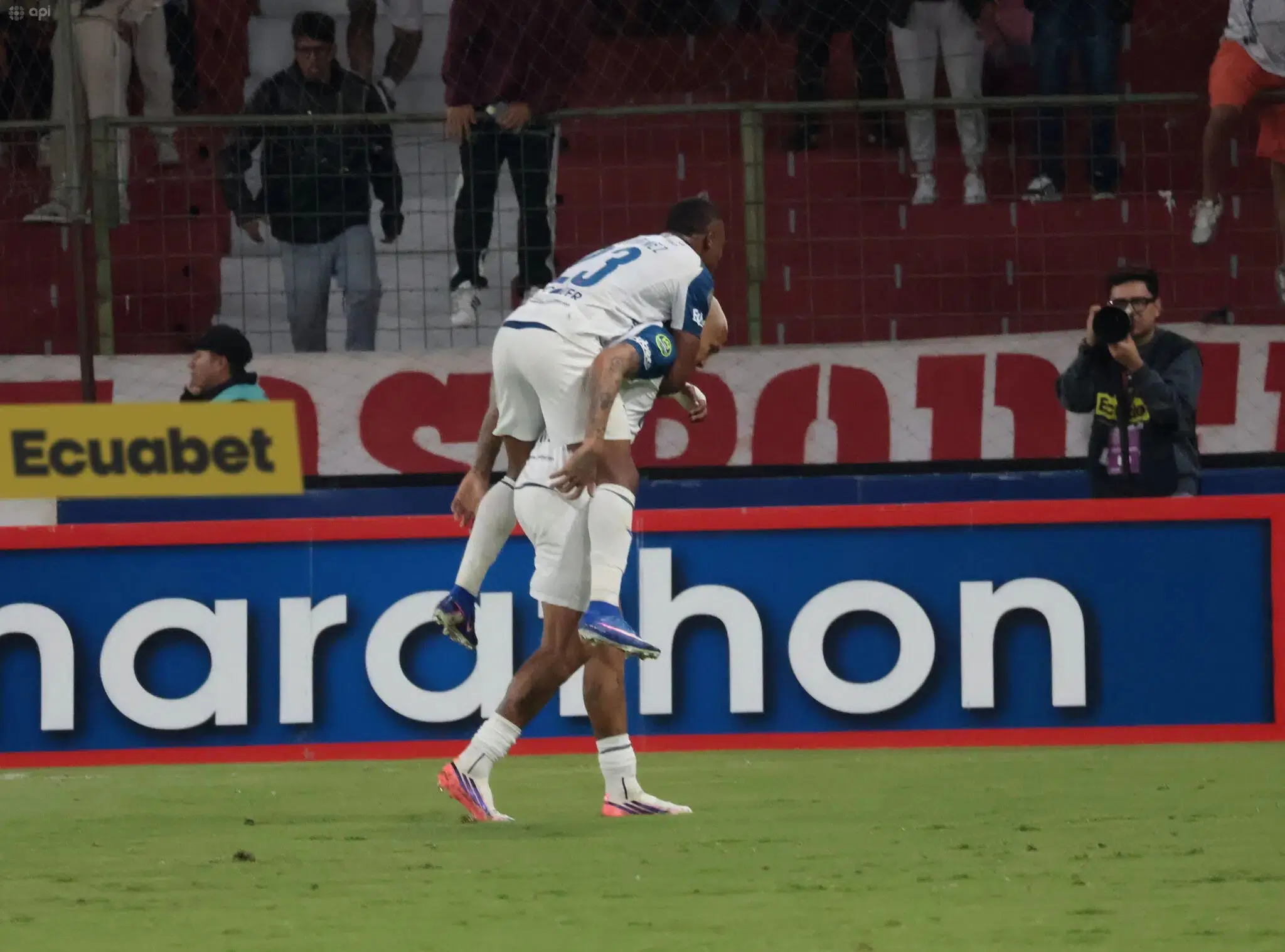Liga de Quito remonta y vence a Católica 2-1