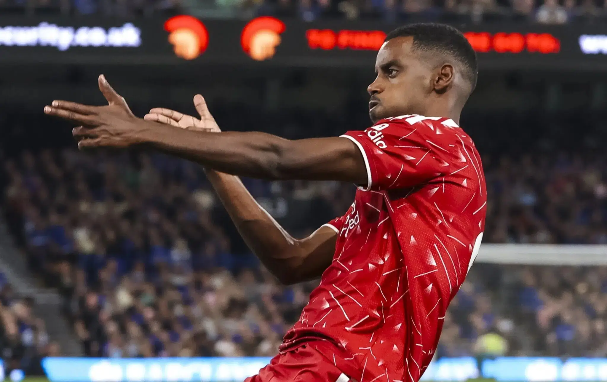 Liverpool vence a Ipswich con doblete de Isak