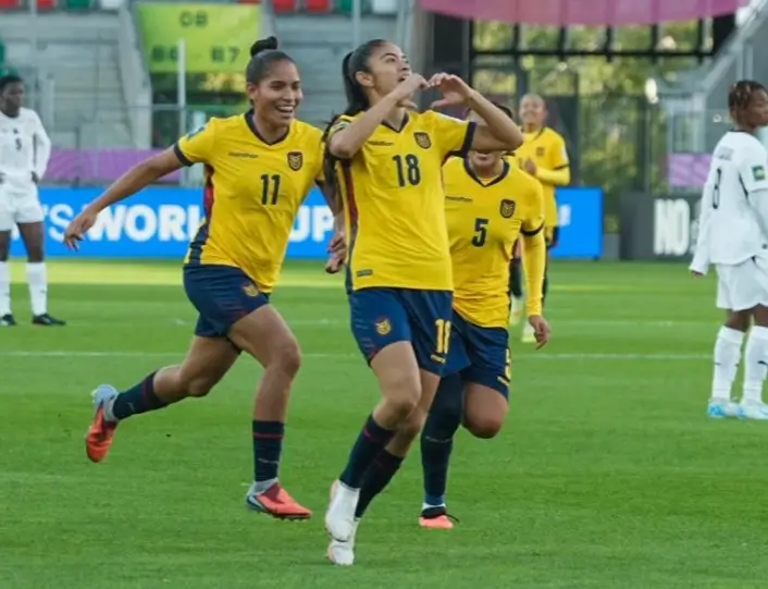 Ecuador golea 3-0 a Ghana en su debut mundialista