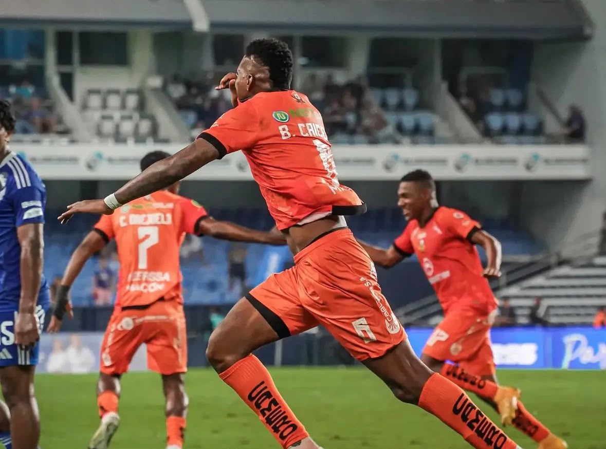 Emelec cae 2-1 ante Libertad en el Capwell