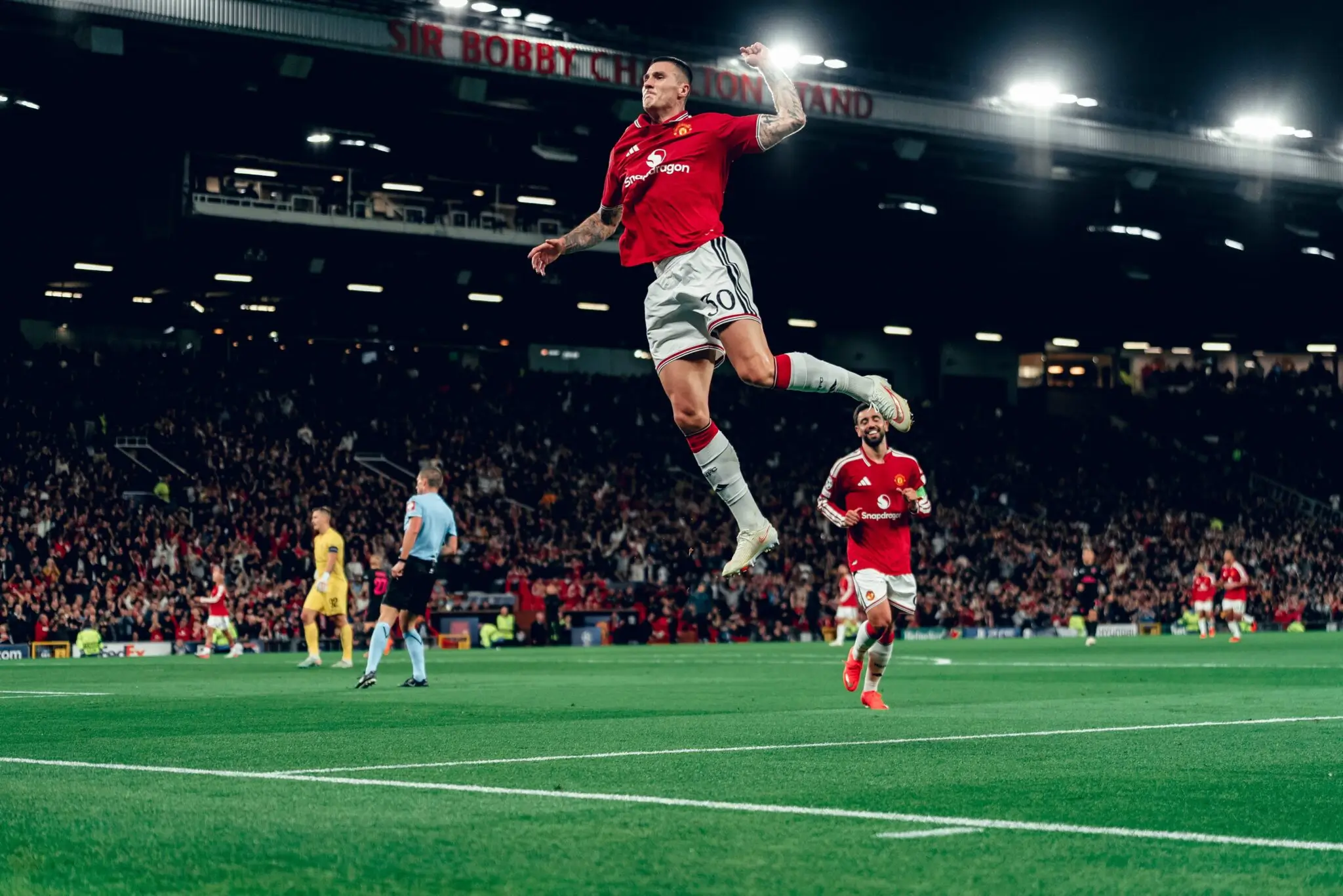 Manchester United golea 4-0 al Sabah en la Champions