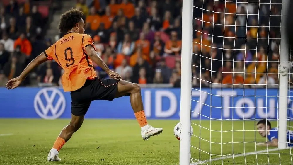 Países Bajos encuentra el sello de Xavi ante Serbia