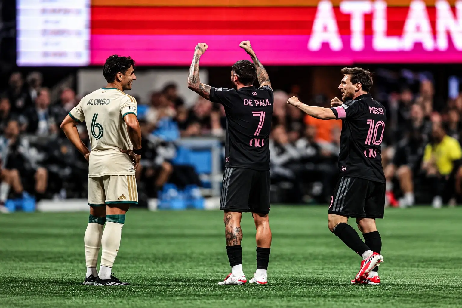Messi humilla a Junior Alonso con un doblete en la MLS