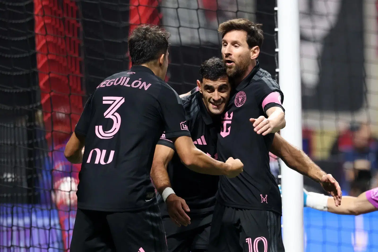Messi marca un doblete y llega a 936 goles